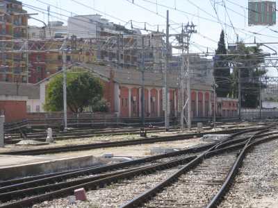 Di antico nella stazione resta un edificio posizionato dall�altra parte dei binari, sulla destra, immerso tra pali dell�elettricit� e grovigli di fili metallici: � un fabbricato delle vecchie officine della squadra rialzo 